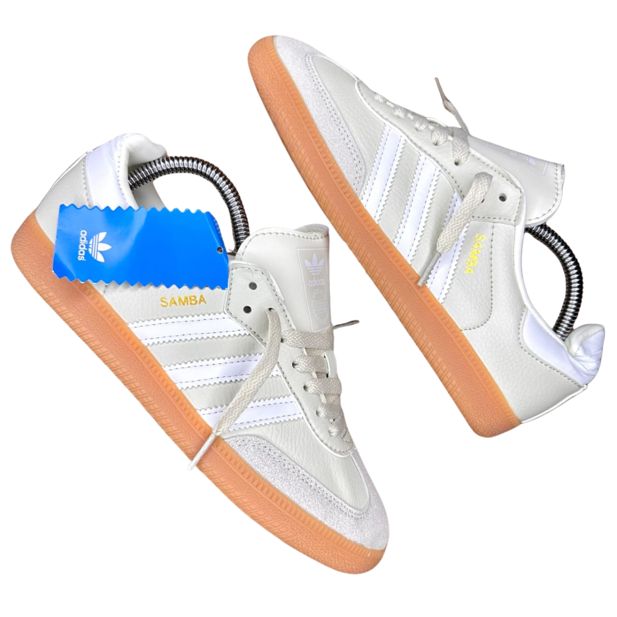 SAMBA ADIDAS MUJER ORIGINAL: La Guía Completa para Comprar tus Zapatillas Las SAMBA ADIDAS MUJER ORIGINAL son una opción icónica que combina estilo, comodidad y calidad. Si estás buscando un par de Adidas Samba para mujer que se adapten a tu estilo y necesidades, has llegado al lugar indicado. En Onlineshoppingcenterg, te ofrecemos una guía completa para que tomes la mejor decisión al comprar tus zapatillas Samba Adidas mujer.  ¿Por Qué Elegir las SAMBA ADIDAS MUJER O? Las Samba Adidas son una de las líneas más emblemáticas de Adidas. Originalmente diseñadas como zapatillas de fútbol, se han convertido en un clásico de la moda urbana. Con su diseño atemporal y versatilidad, las Adidas Samba mujer son perfectas para cualquier ocasión.  Variedad de Diseños y Colores En Onlineshoppingcenterg, encontrarás una amplia variedad de modelos, desde las Adidas Samba mujer blancas hasta las Adidas Samba mujer negras. Si prefieres algo más colorido, también contamos con opciones en Adidas Samba rosas, Adidas Samba verdes mujer y hasta Adidas Samba plataforma mujer. ¡Hay un par para cada gusto!  Comodidad y Durabilidad en un Solo Paquete Las zapatillas Samba Adidas mujer son conocidas por su comodidad. Ya sea que elijas el modelo clásico o las Adidas Samba OG mujer, puedes estar segura de que disfrutarás de un calzado que no solo luce bien, sino que también es cómodo para usar todo el día.